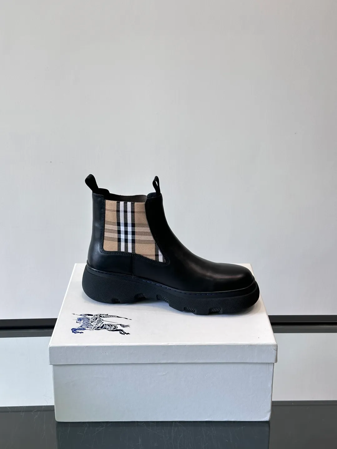 [Burberry] Top P: 920💰 Size: 39-44 (45. Customized) Burberry Matrix shoes👟Burberry autumn and winter men's high-top Chelsea boots, made with heavy industry! The upper is made of imported cowhide, with a slip-on design, classic plaid elastic straps, fine leather, and full of details. It is equipped with a classic and durable rubber thick sole, which increases the length of the legs. The cowhide lining is comfortable and breathable. It is easy to wear and fashionable, business and leisure, full of exquisite Italian style, and has a great look!